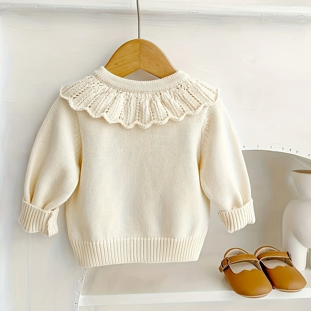 FloraKnit – Warm & Stylish – Knit Cardigan with Floral Details